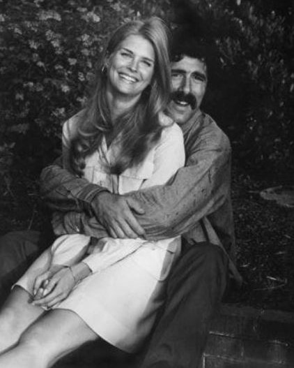 FilmsQuirky's tweet photo. #TakingABreakFromFilming
#GettingStraight (1970)
A Vietnam vet and former social radical is conflicted by his desire to become a teacher and his sympathy with anti-establishment student protests.
#ElliottGould #CandiceBergen on set.
#FilmX ๐ฝ๏ธ ๐ฌ https://t.co/U3xh8ueCco