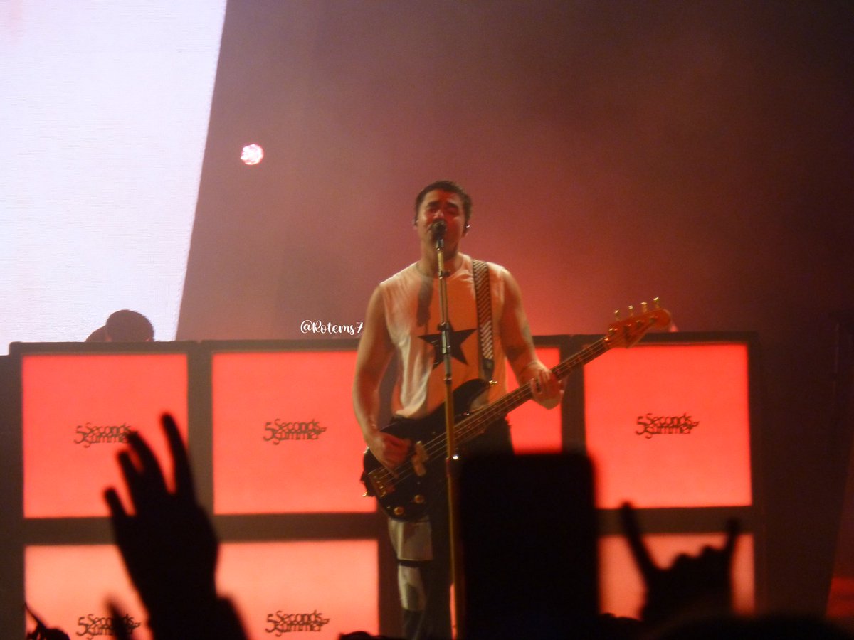 Rotems7's tweet photo. Photos from the 5sos show in amaterdam that you didn’t see because I took them🫶🏻 1/2
#5sos #5sosshow #5secondsofsummer https://t.co/DZgtHqZkud