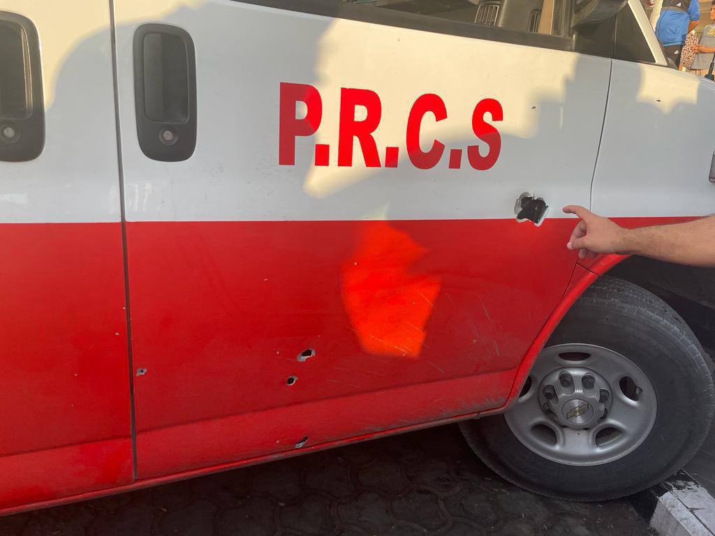 QudsNen's tweet photo. #Israel  has opened fire on an ambulance while its team was evacuating injured to hospital.

The shooting led to injuries among paramedics, and damage to the ambulance. One of the paramedics was hit in the head. https://t.co/NvzWCJQmwB