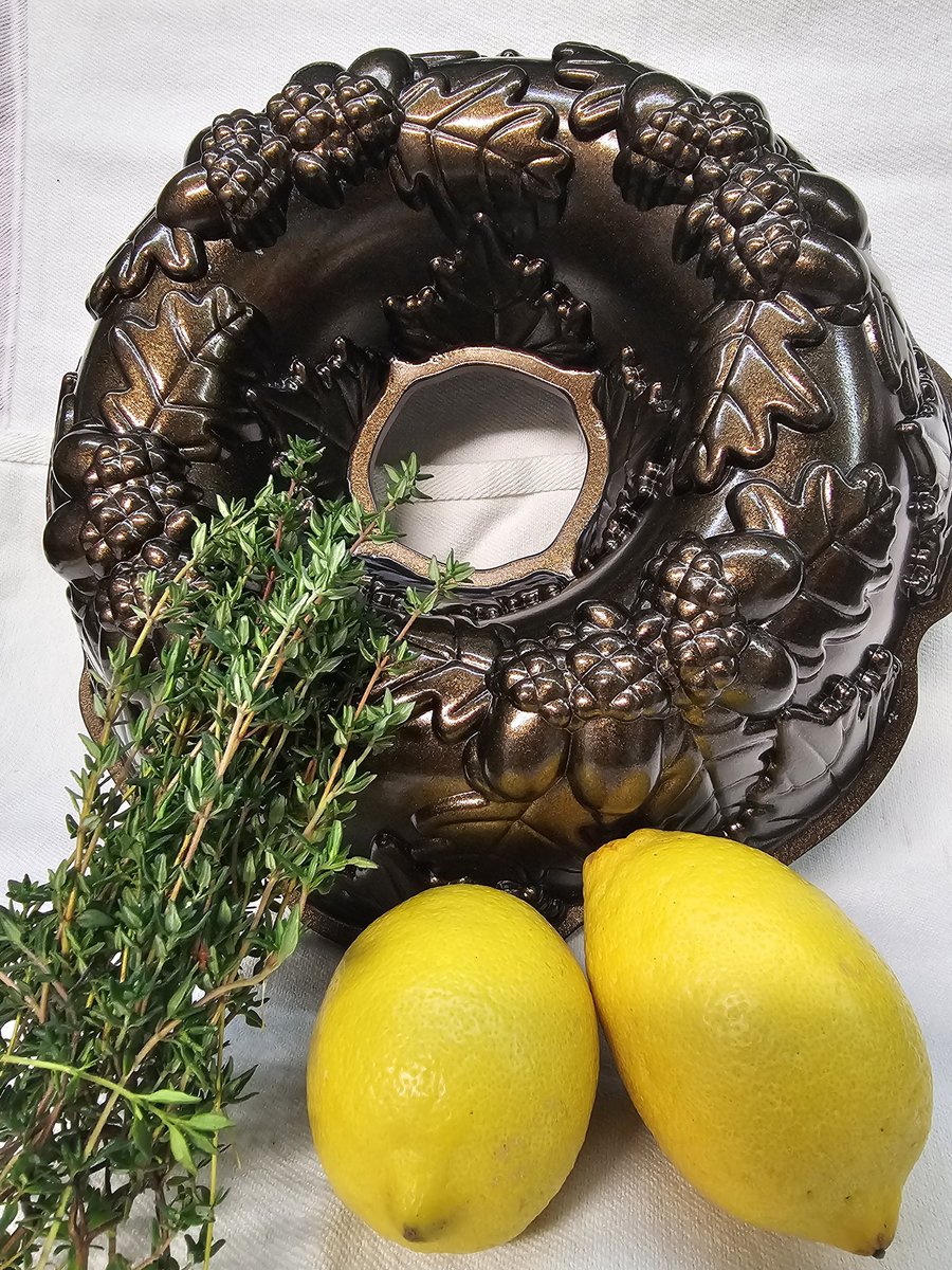 All set for another #gbbotwitterbakealong live.
I'll be using the fantastic Fall Harvest Bundt pan from <a href="/NordicWareUK/">NordicWareUK</a> .
Join <a href="/Cluckmuckcook/">James Hillery</a> and me on Saturday, 4pm when we'll be making a Lemon &amp; Thyme cake.