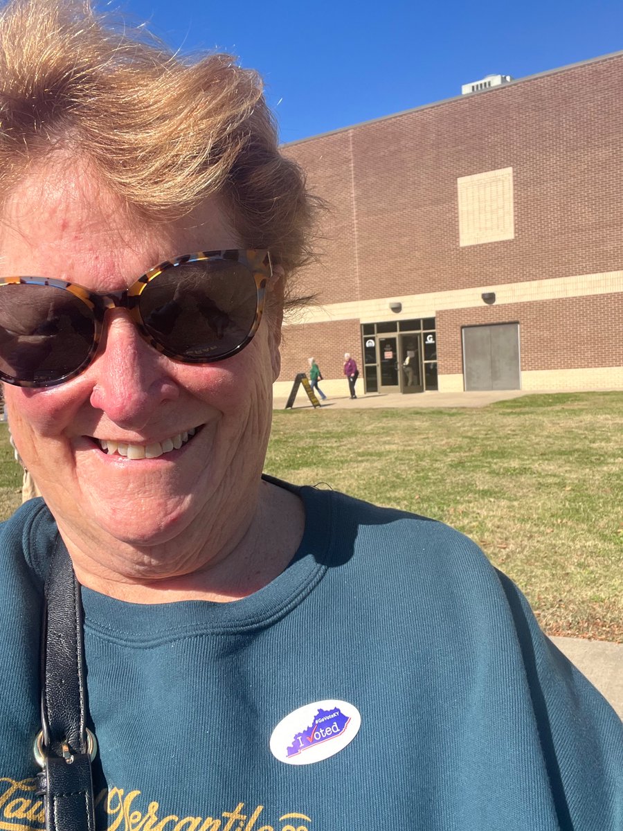 chembarb's tweet image. Just voted in Bowling Green, Kentucky. 12 minutes total from parking my car until taking my picture. Vote!! @AndyBeshearKY very smooth process @KYSecState