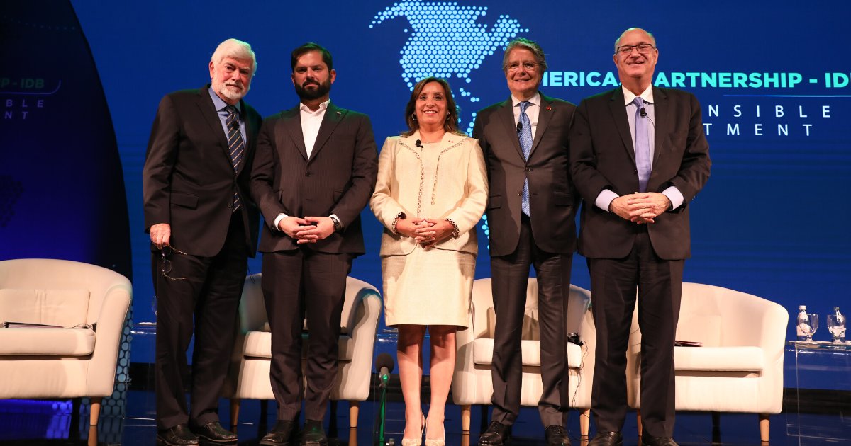 igoldfajn's tweet photo. Un placer escuchar a Pdtes. @LassoGuillermo 🇪🇨, #DinaBoluarte 🇵🇪 y @GabrielBoric 🇨🇱 y @SenChrisDodd 🇺🇸 hablar sobre cómo fortalecer alianzas y fomentar el desarrollo inclusivo y sostenible en toda la región. ¡Juntos estamos #MejorandoVidas en las Americas! https://t.co/e6KruLUuQT https://t.co/rG02PmL82f