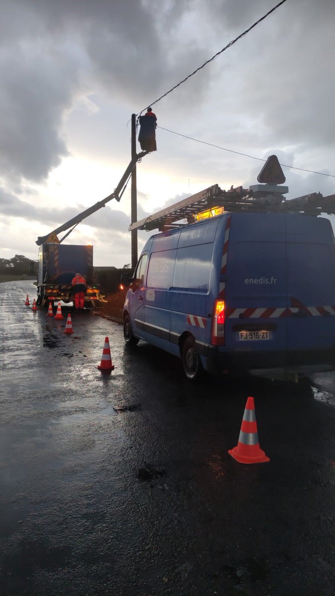 enedis_bretagne's tweet image. [Point de situation Bretagne] 425 000 foyers privés d’électricité dont 25 000 dans le 35 – 106 000 dans le 22 – 96 000 dans le 56 et 198 000 dans le 29. Les salariés d’@enedis et prestataires sont à pied d’œuvre sur le terrain pour rétablir les clients #tempeteCiaran