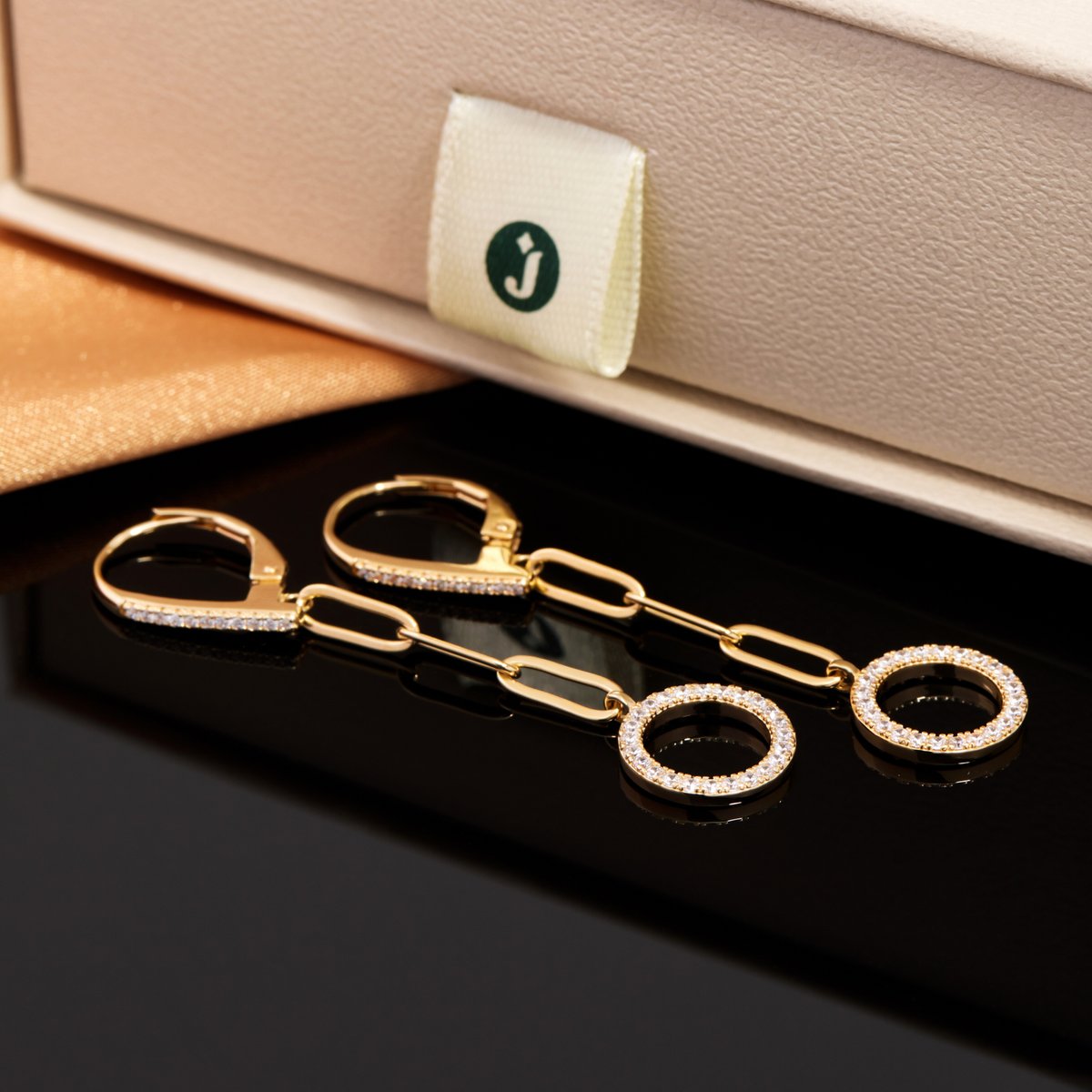 jedora's tweet photo. Brighten your day with a little sparkle! ✨ Discover 20% off these paperclip earrings and more from Morgan &amp; Paige now: https://t.co/WX2fvapgtF https://t.co/WkQFW8JEk0