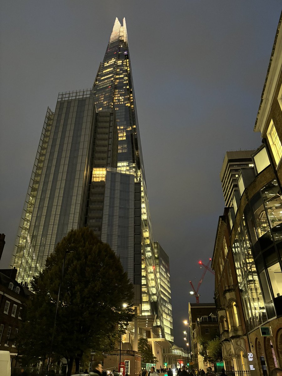 alinaaaa1000's tweet photo. #cerul meu dupa ploaie! #London https://t.co/kGeRdzM0G8