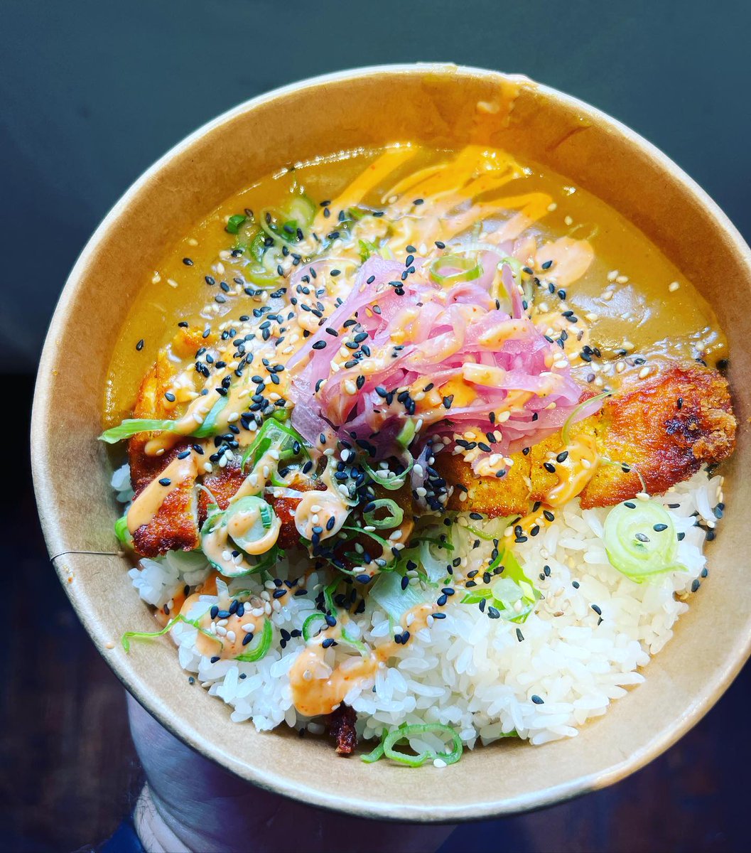 BYnewbriggate's tweet photo. Looking to warm up this chilly Thursday? YUZU Chicken Katsu: marinated chicken breast, house pickles, house curry, sticky rice, sesame, spring onions. Solid dish. Hard to beat. Happy Thursday ❤️🍛

#leeds #leedsfood #leedsfoodie #leedsfoodanddrink #independentleeds #leedslocal https://t.co/8e3Vrkop8v