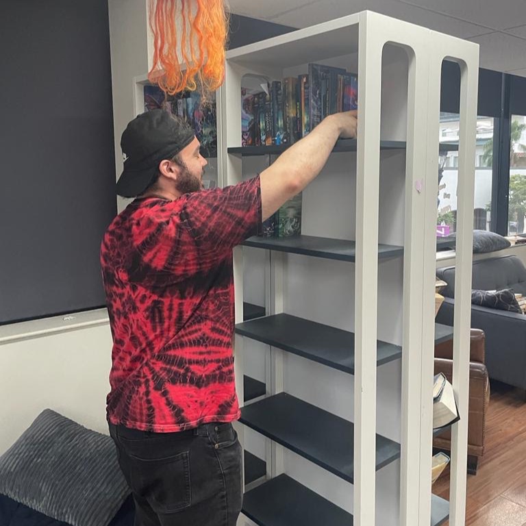 Our amazing peer supports have been hard at work sorting through hundreds of books to set up a library in our rec room! Thank you to The San Diego Book Project for the generous donation!! 📚😊

#urbanstreetangels #endyouthhomelessness #library #bookdonation #reading #thankyou