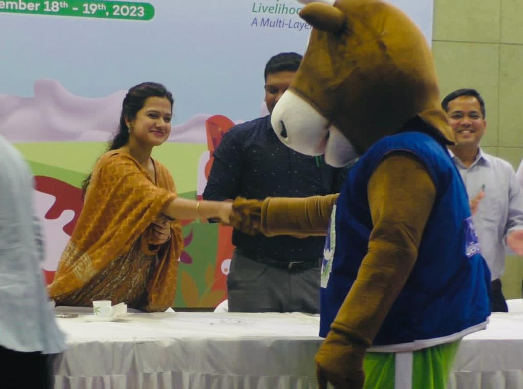 dairysummit2023's tweet photo. In today's Press Conference the
@DmSambalpur,@AnanyaDasIAS
is leading the charge towards a brighter future for dairy sector in the region! 🌟 with #SAMUL
@wods @CMO_Odisha @OdishaCouncil @OMFEDofficial @IPR_Odisha @krushibibhag @airnews_sbp https://t.co/ziIcJaOwnT