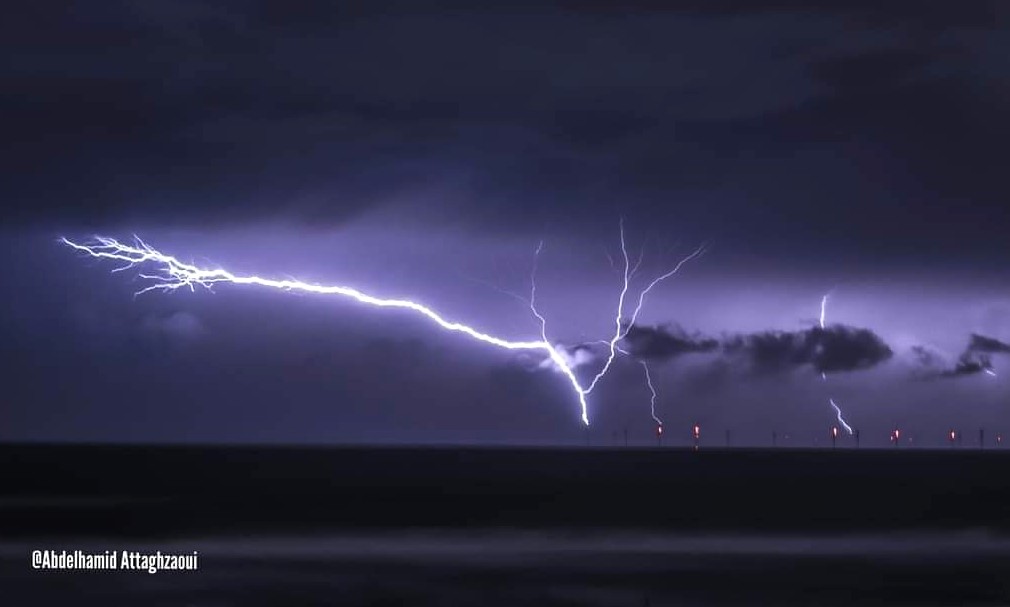 ⚡️ Opwaartse bliksem boven zee! We gaan terug naar het #onweer van eerder deze week: vanuit Hoek v. Holland werden deze fantastische 'opwaartse' ontladingen (upward lightning) vastgelegd. Een vrij zeldzaam verschijnsel 👇
 
Credits: Abdelhamid Attaghzaoui