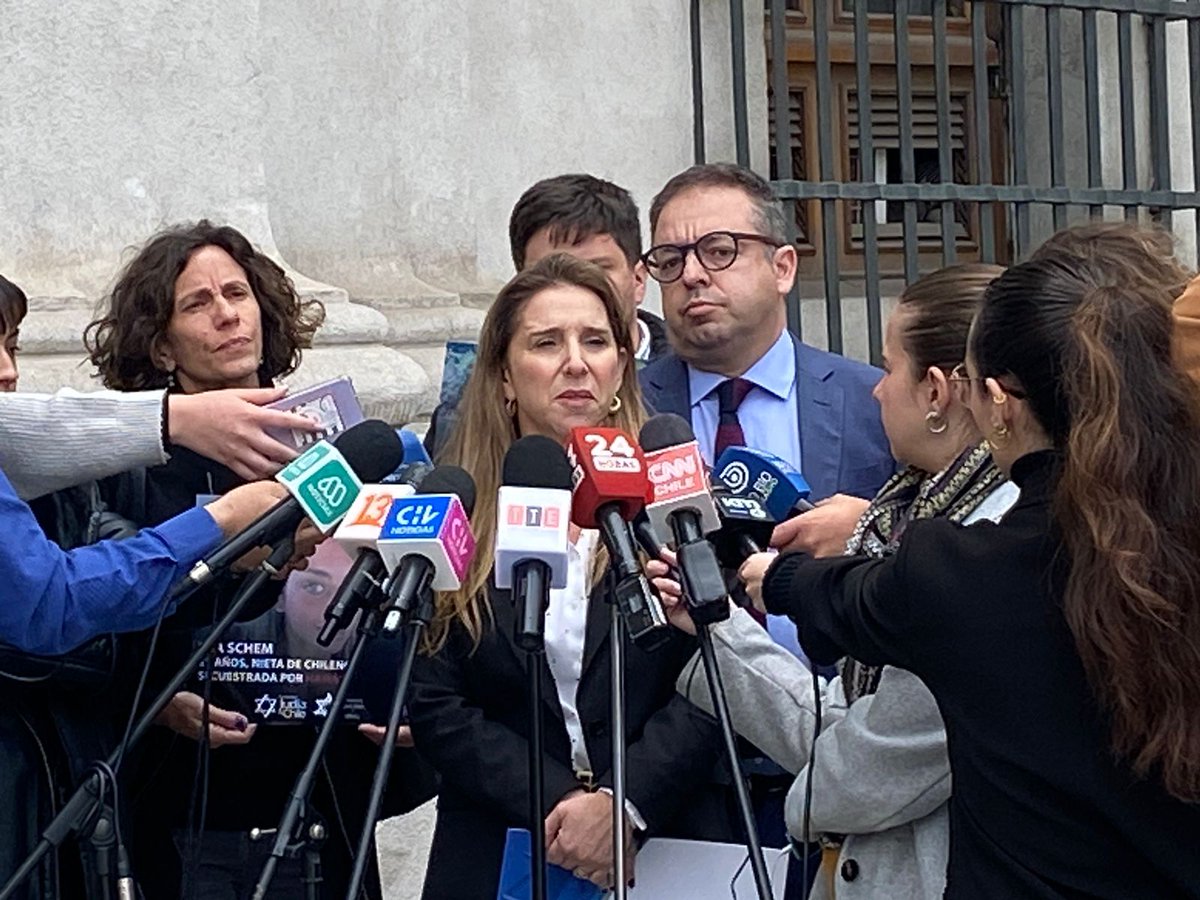 comjudiachile's tweet photo. Hoy hicimos entrega de una carta al Presidente de la República, Gabriel Boric, para expresar nuestro rechazo al llamado a consulta al Embajador de Chile en Israel, Jorge Carvajal, lo que deja a más de diez mil chilenos residentes desprotegidos y abandonados, entre ellas, dos secuestradas chilenas.
También reiteramos nuestra preocupación por el efecto que tiene este tipo de decisiones en el aumento del antisemitismo en el mundo, lo que en Chile se ha traducido en agresiones y amenazas.