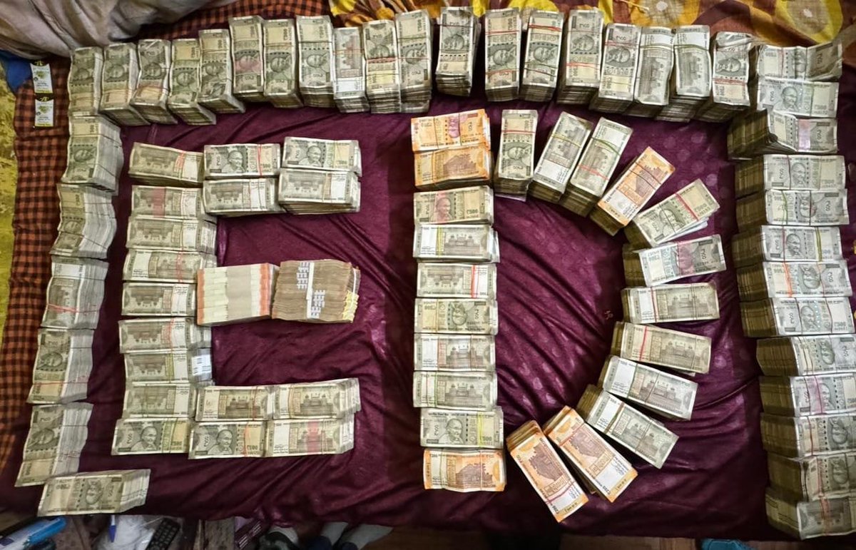 5 करोड़ कैश मिले हैं बिस्तर से...भिलाई के हाउसिंग बोर्ड इलाके से। ED की टीम शाम 5 बजे आई, तभी कार्रवाई शुरू हुई। युवक का नाम असीम दास उर्फ बप्पा है, ड्राइवर है। 

फोटो- ANI
<a href="/bhilaitimes/">BHILAI TIMES</a>
