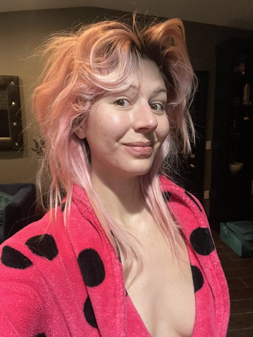Sometimes my morning hair is so dreamy 🤩 &hellip;. Just don&rsquo;t look at the back. 🙈 https://t.co/FseZyp6w7L