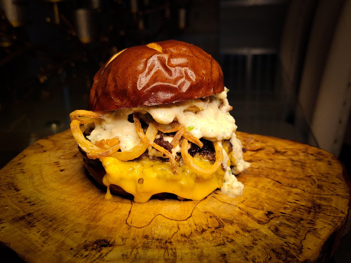 Deboca0's tweet photo. Lady Dinámita🧨 estara disponible a partir de hoy en nuestra cocina por tiempo limitado.

-Bun de Pan pretzel 🥨
-Doble carne de 90G  angus 🐄
-Doble queso americano.🧀
-Queso de cabra.🐐
-Mermelada de tocino.🥓
-Cebolla fritas.🧅
-dip de papitas Pringles de crema y puerro. 🍃 https://t.co/Rt9tbOL6np