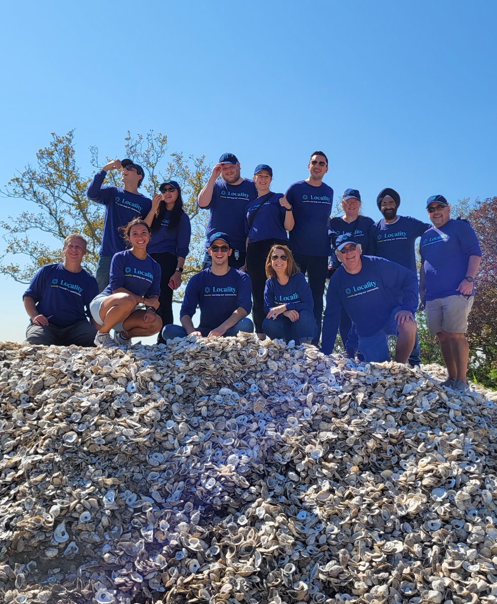 🧵#ThrowbackThursday One billion oysters to go please! Last month, our New York team volunteered with @BillionOyster , whose mission is to restore one billion oysters by 2035 by constructing oyster reef structures in New York Harbor. 👉