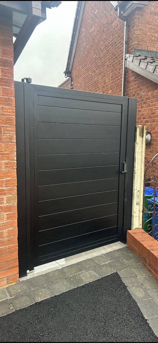 FenceGateDesign's tweet image. The rain didn’t stop this Contemporary pedestrian gate being installed today by the @FenceGateDesign team! #aluminium #Steelgate #borgcodelock #pedestriangate
