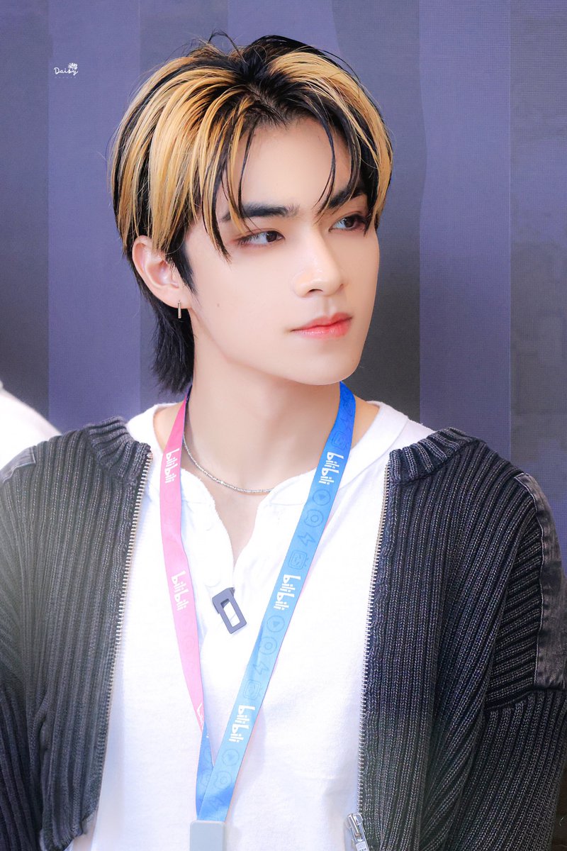 nomuzzito's tweet photo. dejun unreal bgt https://t.co/DArEusqfkm