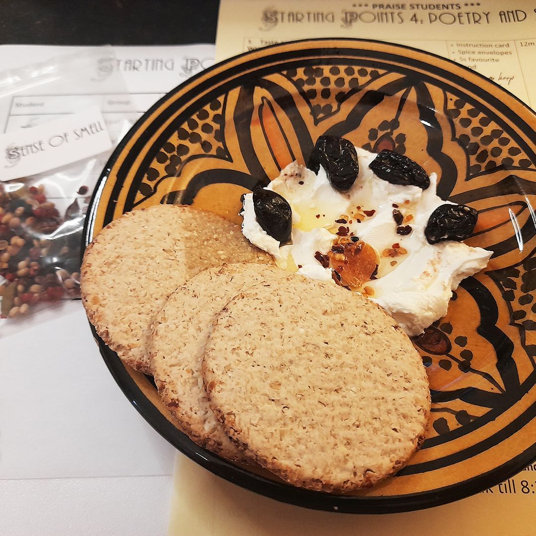 WritersGreenHse's tweet image. For part of the Poetry &amp;amp; Senses session on the #StartingPoints course last night, everyone brought their favourite snack and ate it while describing it to the others 😄  So if you&apos;re looking for some #PoemADay inspiration (COUGHexcusetoeatyourfavouritesnackCOUGH), there you go!