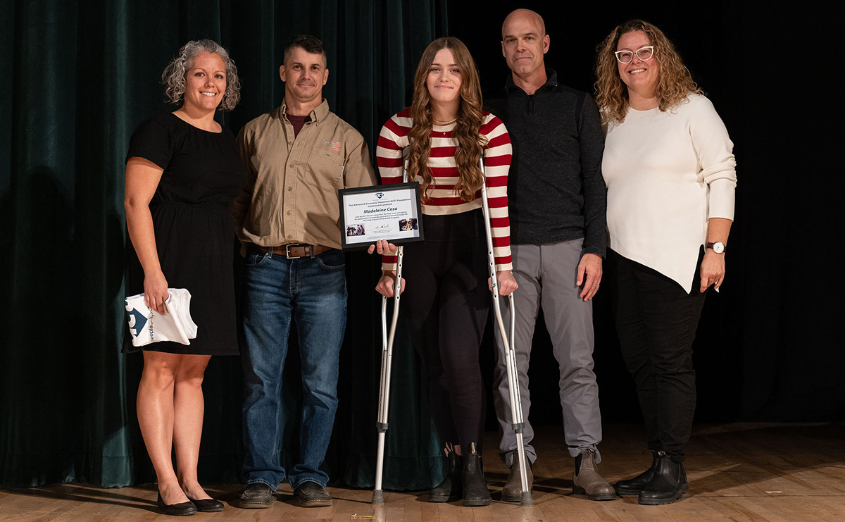 Madeleine received the ACT Rescuer Award for using the skills & knowledge learned through ACT’s High School #CPR & #AED Program to save her father’s life. Thanks to ACT’s provincial partner @HydroOne for representing! #CPRMonth @tbc_schools @LiseVaugeois @PattyHajdu @kenboshcoff