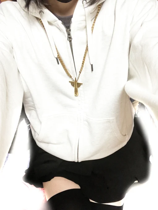 かなり即席ですが白パーカーで白羽根に昇格した気分になった黒江私服ver(今勝手に作った)で当日は挑もうと思います。かなり苦しいけど衣装がないので仕方ない( 