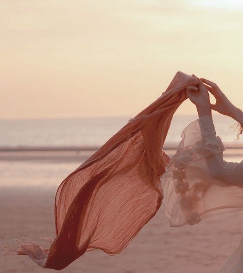 Wildflower2107's tweet image. November breeze wearing the fragrance of contentment

#micropoetry #oneliner
#poem #thoughts
#feelings 
PC: Pinterest