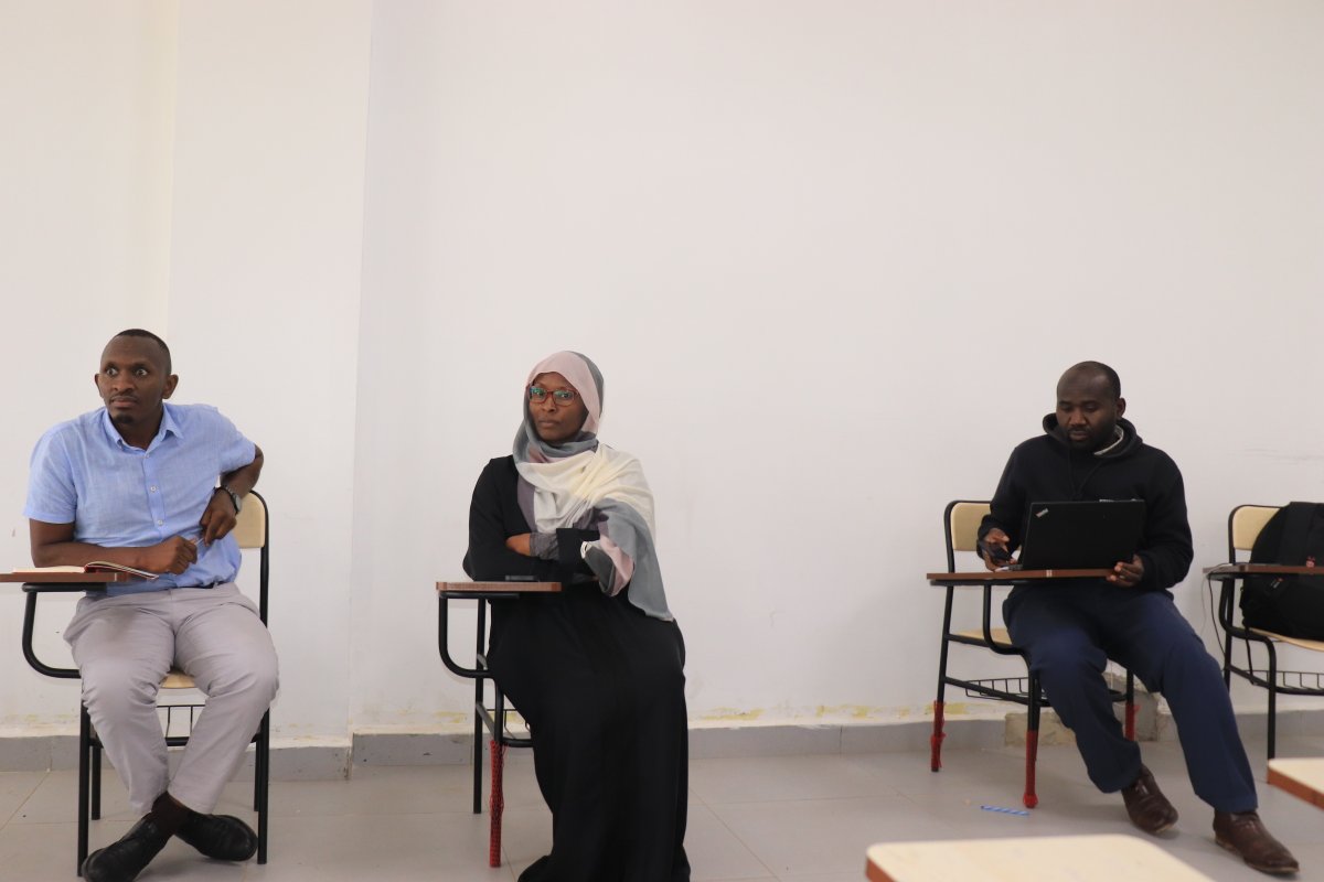 UUTechHub's tweet photo. Exciting software engineering session today! 🚀 Thanks to Shaban Bakari 🎙️, Engineer Vincent 🔧, and Tech Hub's Zaid Mohammed 🌐👏 for a fantastic event. Valuable insights and a bright future ahead. 🤝💡 #TechTalks #SoftwareEngineering 📚🙌#UmmaUniversity #UmmaTechHub https://t.co/gsFSSgXdRL