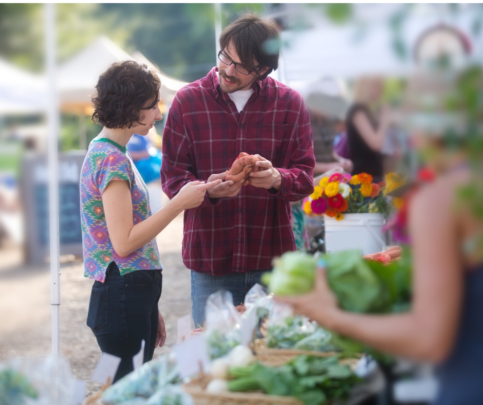 🍂❄️🌽Embrace the winter charm in #SalmonArm at the Downtown Salmon Arm #FarmersMarket!
📅Every Saturday 10 AM - 1 PM
📍Ross Street Plaza, Salmon Arm
#ExploreShuswap #VisitorInfo  #ThingsToDo #PlacesToGo #TravelIdeas #SmallCityBigAdventure