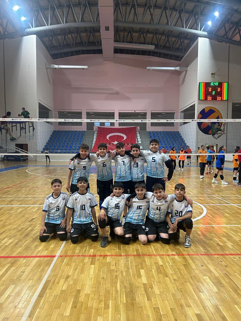 🏆Bingöl İlimizde düzenlenen Okul Sporları Yıldız Erkekler Voleybol Turnuvasında ilçemiz BİST Atatürk Ortaokulu il birincisi olmuştur. Emeği geçen tüm öğretmen ve öğrencilerimizi tebrik eder başarılar dileriz. <a href="/tcgenc_/">T.C. Genç Kaymakamlığı</a> <a href="/MustafaOzel66/">Mustafa Özel</a> <a href="/KayamahirKaya/">Mahir Kaya</a>