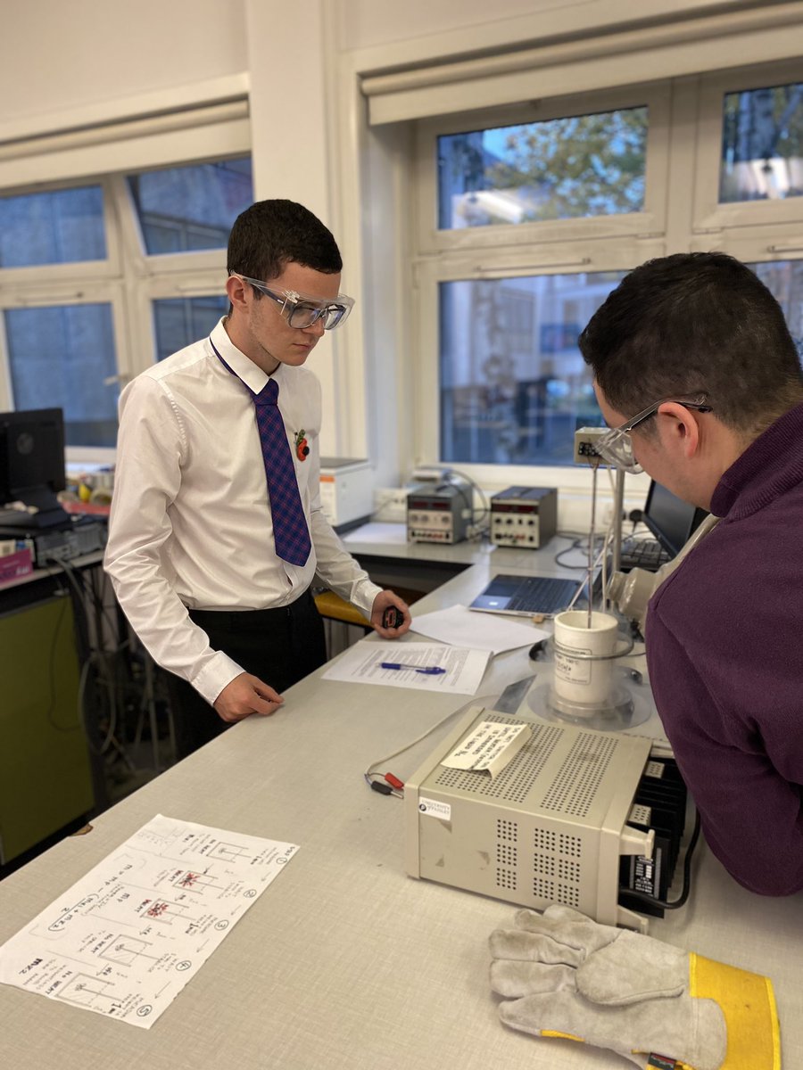 AH pupils investigating Liquid Nitrogen <a href="/UniWestScotland/">UWS</a> Physics Dept - Thanks for facilitating our visit <a href="/GryffeHighSch/">Gryffe High School</a>