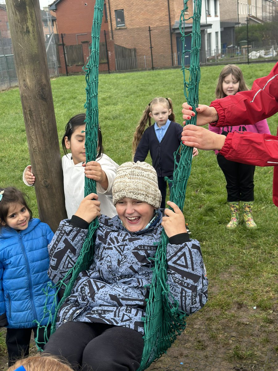 Mrs_EThomson's tweet photo. We always have the best fun when @PEEK_project_ join us in the playground! Plenty of smiles and laughter at lunchtime with lots of great turn taking! 🤩@JenniferMPEEK @LangfauldsPS https://t.co/lOlQdvDD1w