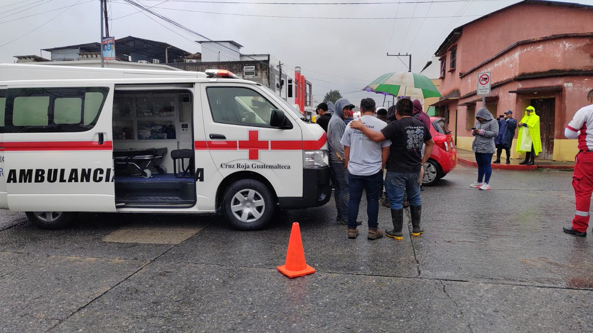 🚨 Colisión de sedán y panel en la zona 3 de Cobán, Alta Verapaz.

#CruzRojaGT estabiliza en el lugar a 1 personas con traumas leves.

#NoPodemosPararAfueraNosNecesitan