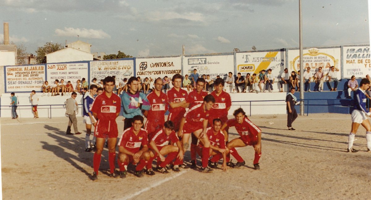 davidmartin10's tweet photo. Todos ellos, entrenados por @pibedale 

Momentos únicos de la historia de nuestro barrio. Aquel campo mítico de tierra, del que no quedan ni los restos. Ojalá, por qué no, volver a ilusionarnos a todos en una tarde mágica como la de entonces

PD, aquí dejo la foto del UE Figueres https://t.co/BJBoEoLTjZ