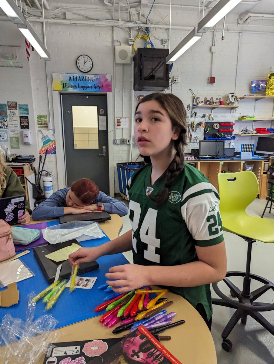 MolloyCanHelp's tweet photo. 6th grade hard at work creating a special surprise for @PVCplacetobe !
#lightAndMotion https://t.co/U4CjwqQOHl