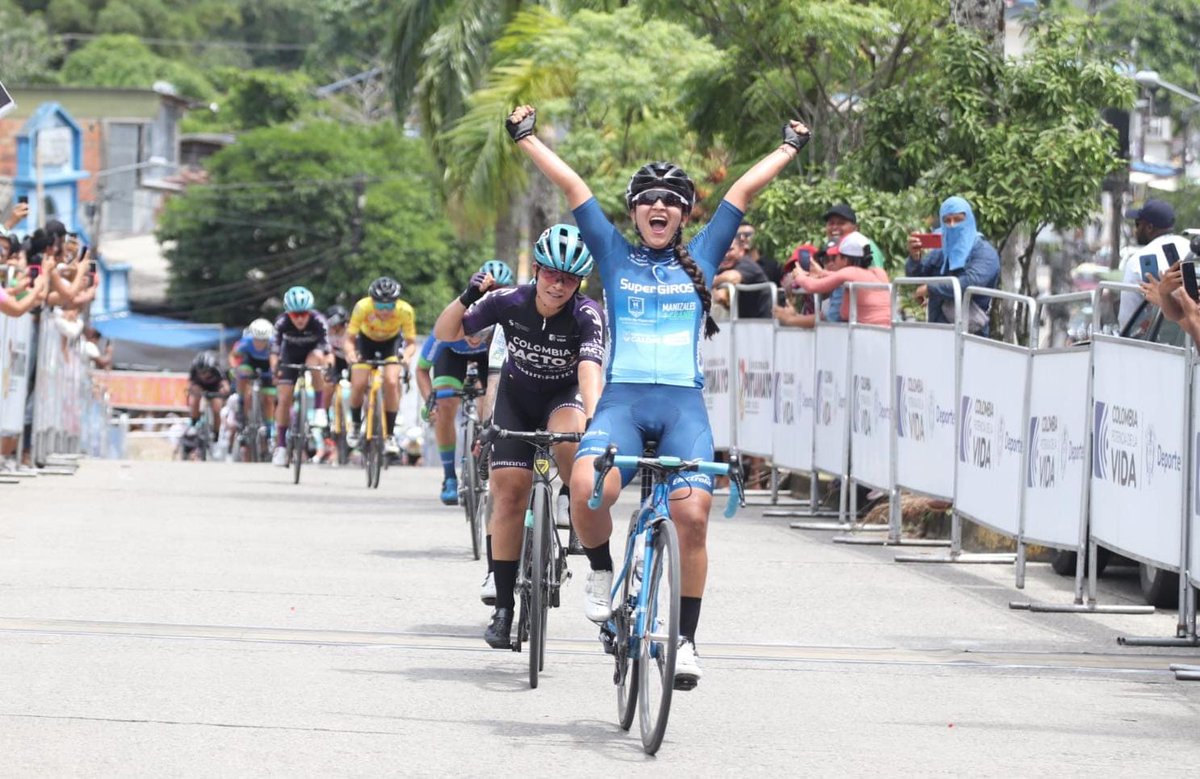 #VPorvenir2023🇨🇴🚴‍♂️
#TFemenino2023🇨🇴🚴‍♀️
#PotenciaDeLaVida🇨🇴🚴‍♂️

Kimberly Escobar de <a href="/Team_SuperGIROS/">TeamSuperGIROS Alcaldía de Manizales</a> gana la primera etapa del Tour Femenino en Orito y se viste de líder.

Clasificación Completa Aquí ⤵️

…sificacionesdelciclismocolombiano.com/39-vuelta-del-…

📸 Carlos Cruz <a href="/fedeciclismocol/">Federación Colombiana de Ciclismo</a>