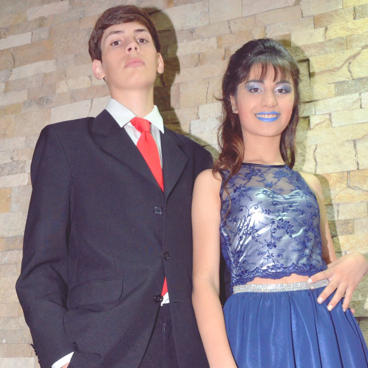 tttttomas's tweet photo. encontre fotos de los xv de mi hermana, y hubieramos salido re lindos si ella no se hubiera maquillado como para salir a matar a batman jajsjajksjkajksjaj https://t.co/ujL6MFjVAz
