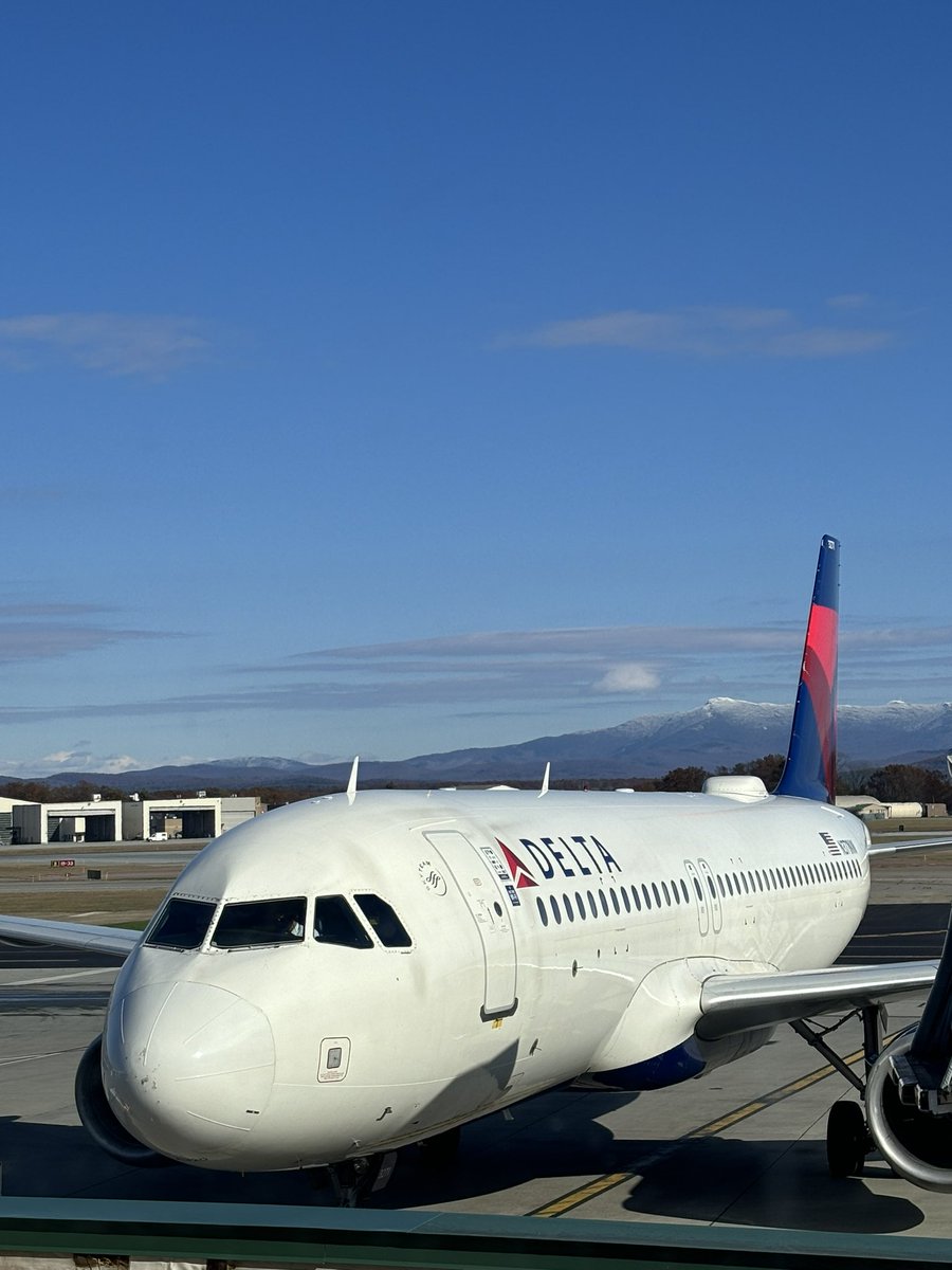JeffreyBartley's tweet photo. This view will never get old. #FlyBTV @LeahyBTV https://t.co/Ctzx0SN7ZX