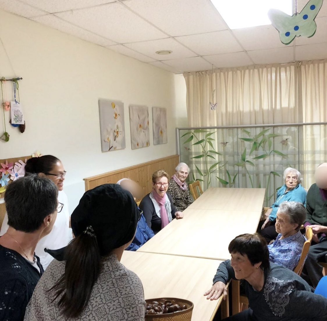 Centros_Amunt's tweet photo. Castanyada 2023 🌰🍠

Un petit resum de la celebració de la castanyada als #CentresAmunt

#gentgran #centrededia #panellets #castanyes https://t.co/N6cz0Mq3D4