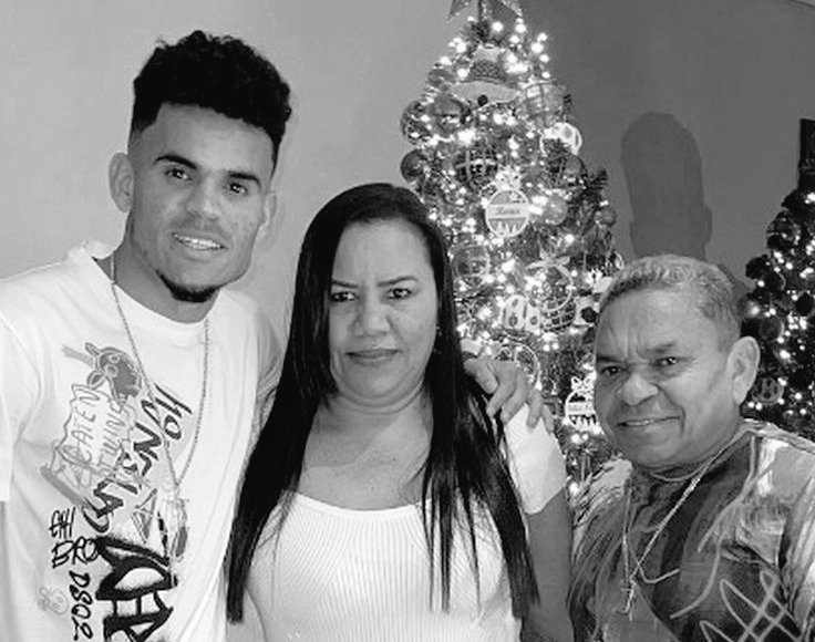 Cpenavisbal's tweet photo. El ELN debe liberar a todos los secuestrados. ¡YA!

Debe saber que secuestrar al padre y madre del ídolo internacional Luís Díaz ha sido tremendo error que desenmascara sus intenciones.

No olviden que el secuestro es práctica que vulnera la dignidad humana y postulados del DIH. https://t.co/F3skL0vqUI