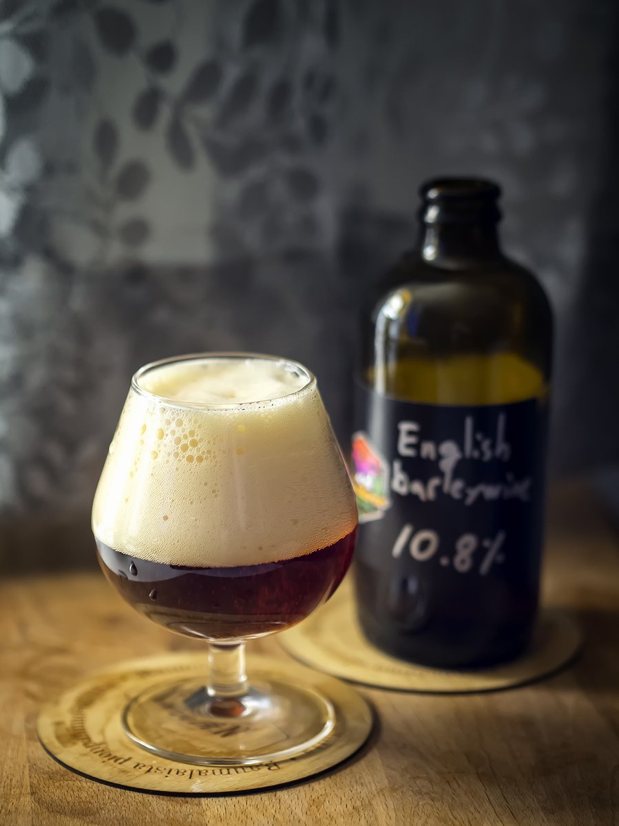 Maistoon  palkitun Wanderer Brewingin kotioluista English Barley Wine. Tämä on kolmas kerta kun pääsen tämän reseptiikan eri versiota maistamaan ja luonnehdintani on yksinkertaisesti seuraava - Mestariteos.

➡️reittausblogi.info/2023/11/kotiol…