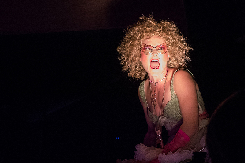 CcivicsBCN's tweet photo. 🎭 Ángela Palacios protagonitza 👑 "Salve Regina", una sàtira sobre els mites que envolten la 👶 maternitat.
🙋♂️ Al #BcnDCultural es pot veure al #CCElColl, @CCCanDeu, @VilaUrania i #CCBarceloneta.
🎟️ Reserveu entrades! 👉 https://t.co/RUxuYIYpoT https://t.co/fNbqVodA9j
