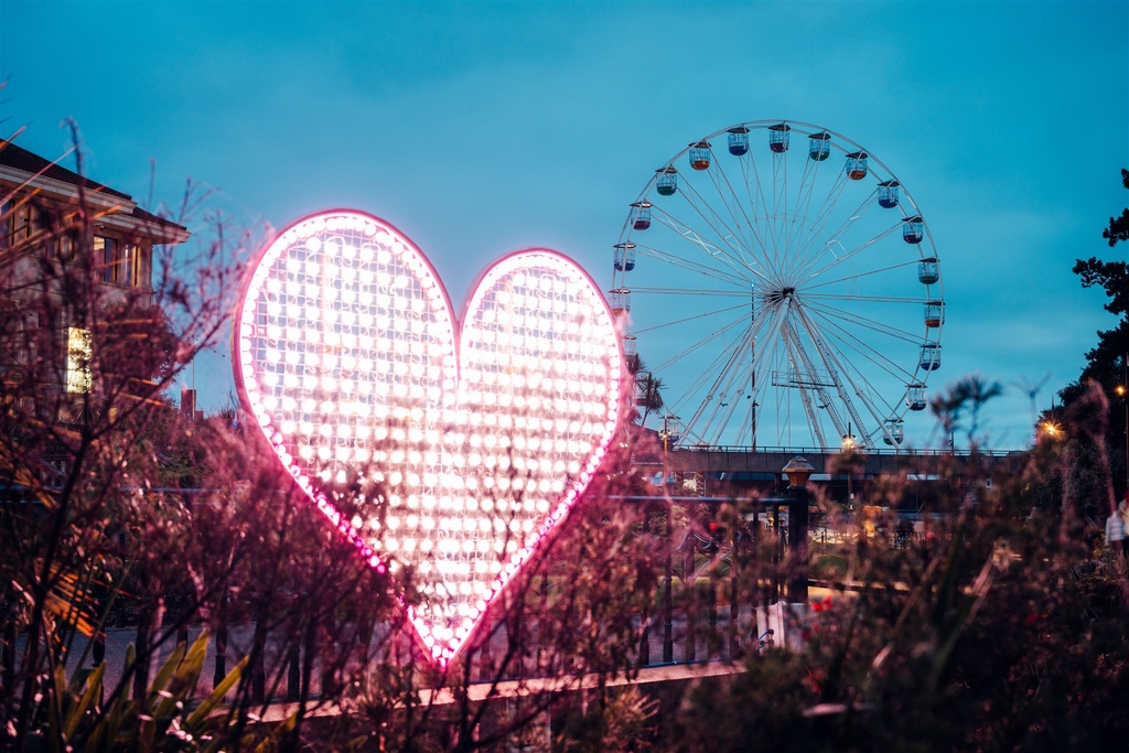 Our Arts By The Sea heart only lit up when two people touched hands, creating an irresistibly heartwarming moment. ❤️ What moments will you keep with you from this year's festival? 💡