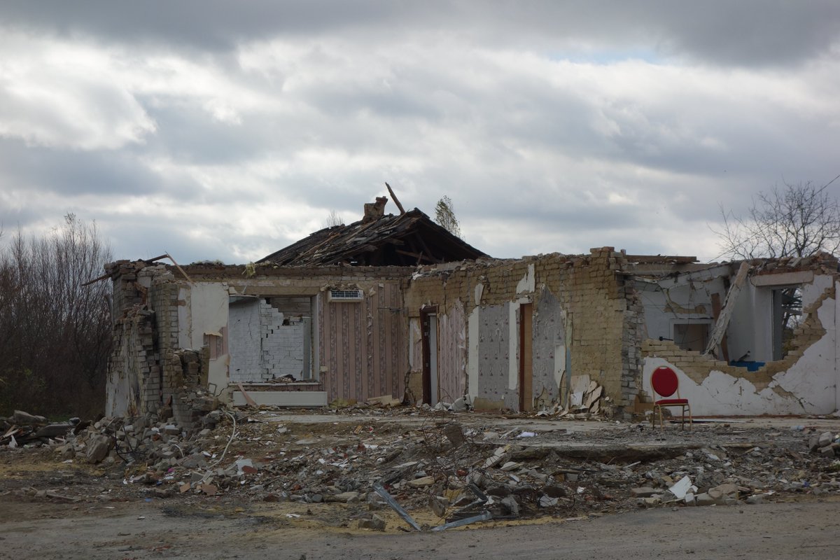 Je me suis rendu pour <a href="/LaCroix/">La Croix</a> à Hroza, un mois presque après qu'un missile russe ait tué 59 des quelques 300 habitants de ce village. Du café détruit par la frappe, il ne reste plus que quelques murs et un gros tas de gravats (avec mes photos dans ce fil) la-croix.com/international/…