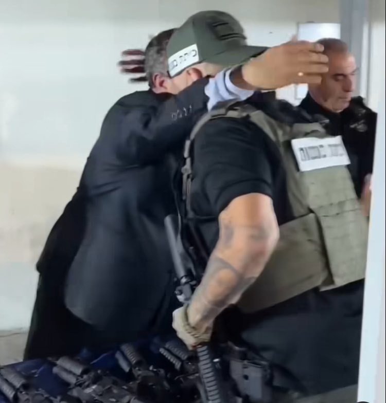 אחת מנקודות האל-חזור של החברה הישראלית היתה הערב ההוא במהלך ״צוק איתן״, כשהבריונים של ״הצל״ באו לחפש בלגן בכיכר הבימה, ואז הפכו שולחנות ותקפו אנשים שישבו בנחמה וחצי ובבתי קפה בשדרה. אתמול בערב הוא התגייס לכיתת הכוננות של תל אביב וקיבל נשק מאיתמר בן גביר