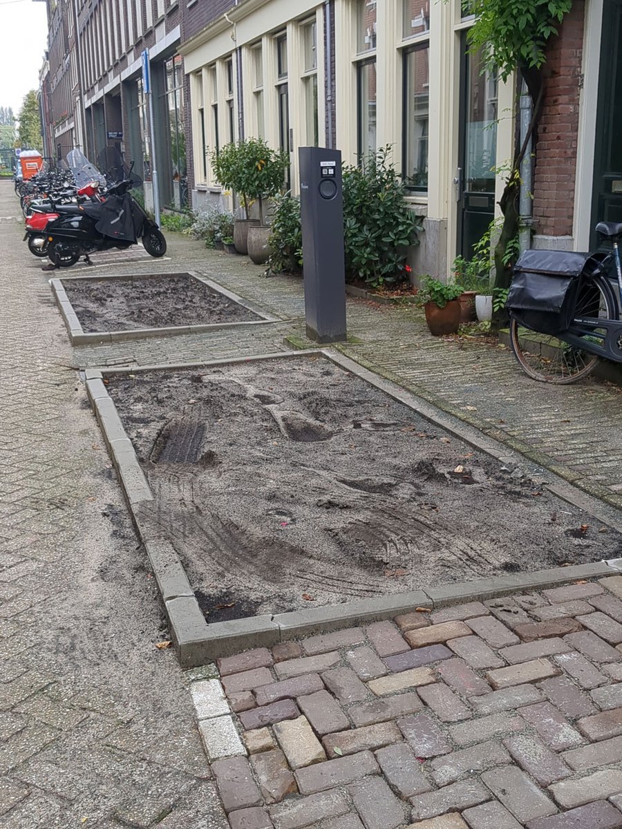 _WickedMouse_'s tweet image. Laadpalen zullen een aardig centje gekost hebben om te installeren, maar bevordert elektrisch rijden. En ik begrijp dat auto's meer uit de binnenstad geweerd moeten worden, maar om parkeerplaatsen bij een laadpaal weg te halen lijkt me een beetje zonde van de centen @AmsterdamNL