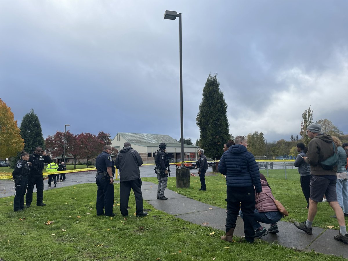 srobertsontv's tweet photo. .@SeattlePD Chief and SWAT on scene. Clearing Pathfinder K-8. Announcement by woman who appears to be staff of “all clear” to parents. @KING5Seattle https://t.co/FZMLpp3o0v