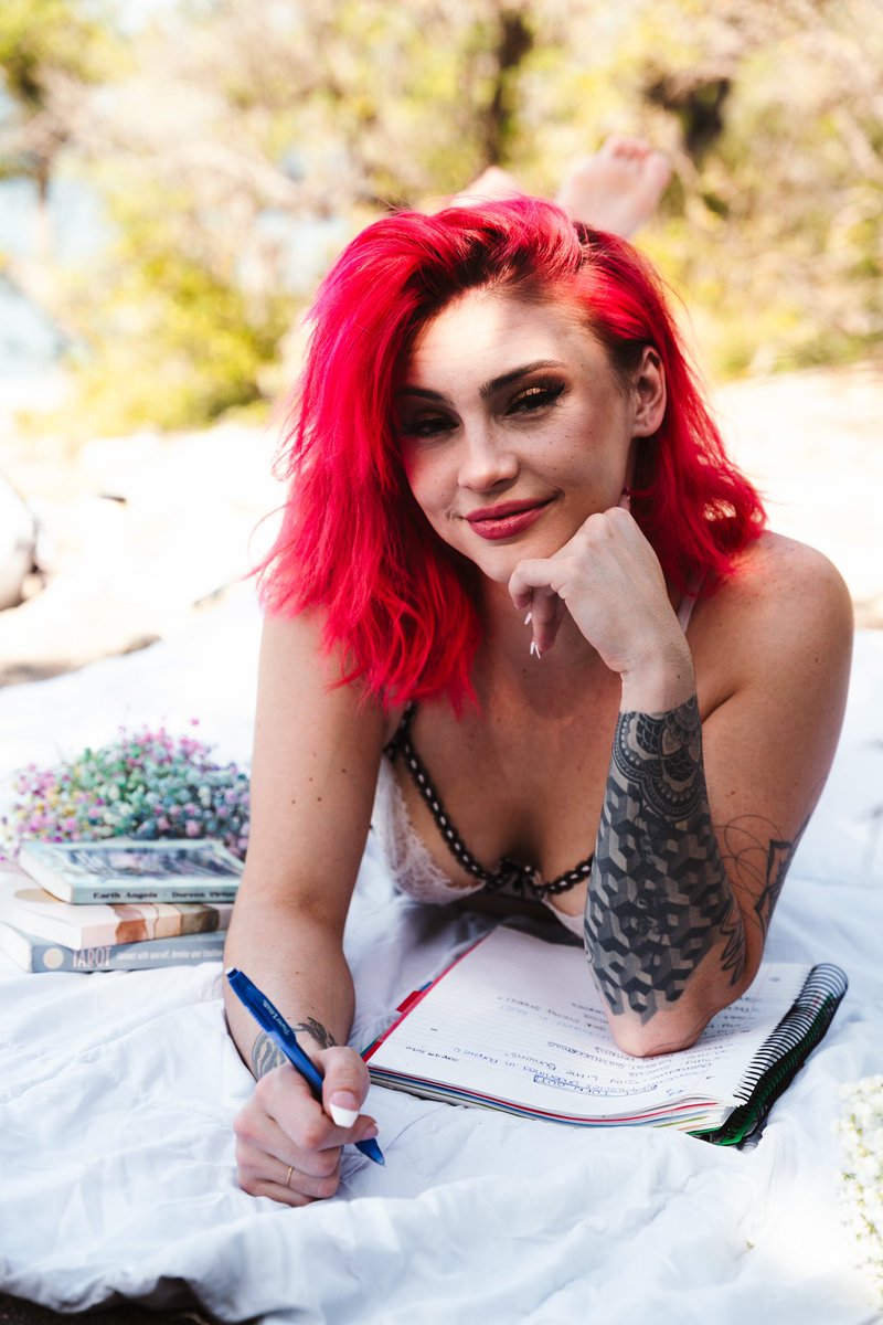 Cosmickitten222's tweet photo. The smirk of someone who knows she’s about to eat all your wet food. 😈 MEOW
•
•
•
#tattedchicks #cosmickitten #seasonofthewitch #browneyedgirl #fypシ #worshipme #ordie #findomgoddess #smilegirl #alwayshungry https://t.co/89ObE6hoWa