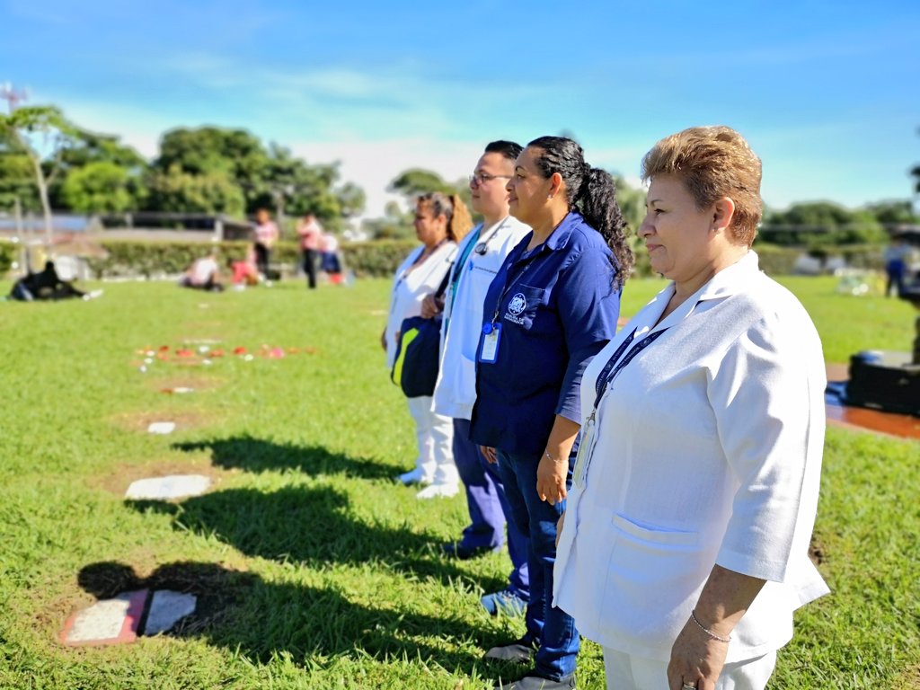 VictorSantanaSV's tweet photo. Seguridad y bienestar a las familias capitalinas en el Día de Los Difuntos.🙏🏾🌷✝️🌷

Nuestro alcalde @marioduran promueve una política de prevención de emergencias en todo tipo de actividades en San Salvador. 🚨

Este día 2 de noviembre, el Depto. de Promoción de la Salud y Protección Civil Municipal, junto a otras dependencias municipales, se encuentran en los diferentes cementerios del municipio para brindar salud, seguridad y bienestar a los visitantes. 🚨