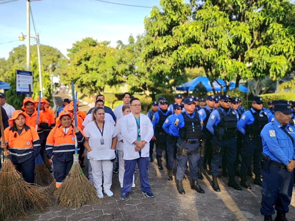 VictorSantanaSV's tweet photo. Seguridad y bienestar a las familias capitalinas en el Día de Los Difuntos.🙏🏾🌷✝️🌷

Nuestro alcalde @marioduran promueve una política de prevención de emergencias en todo tipo de actividades en San Salvador. 🚨

Este día 2 de noviembre, el Depto. de Promoción de la Salud y Protección Civil Municipal, junto a otras dependencias municipales, se encuentran en los diferentes cementerios del municipio para brindar salud, seguridad y bienestar a los visitantes. 🚨