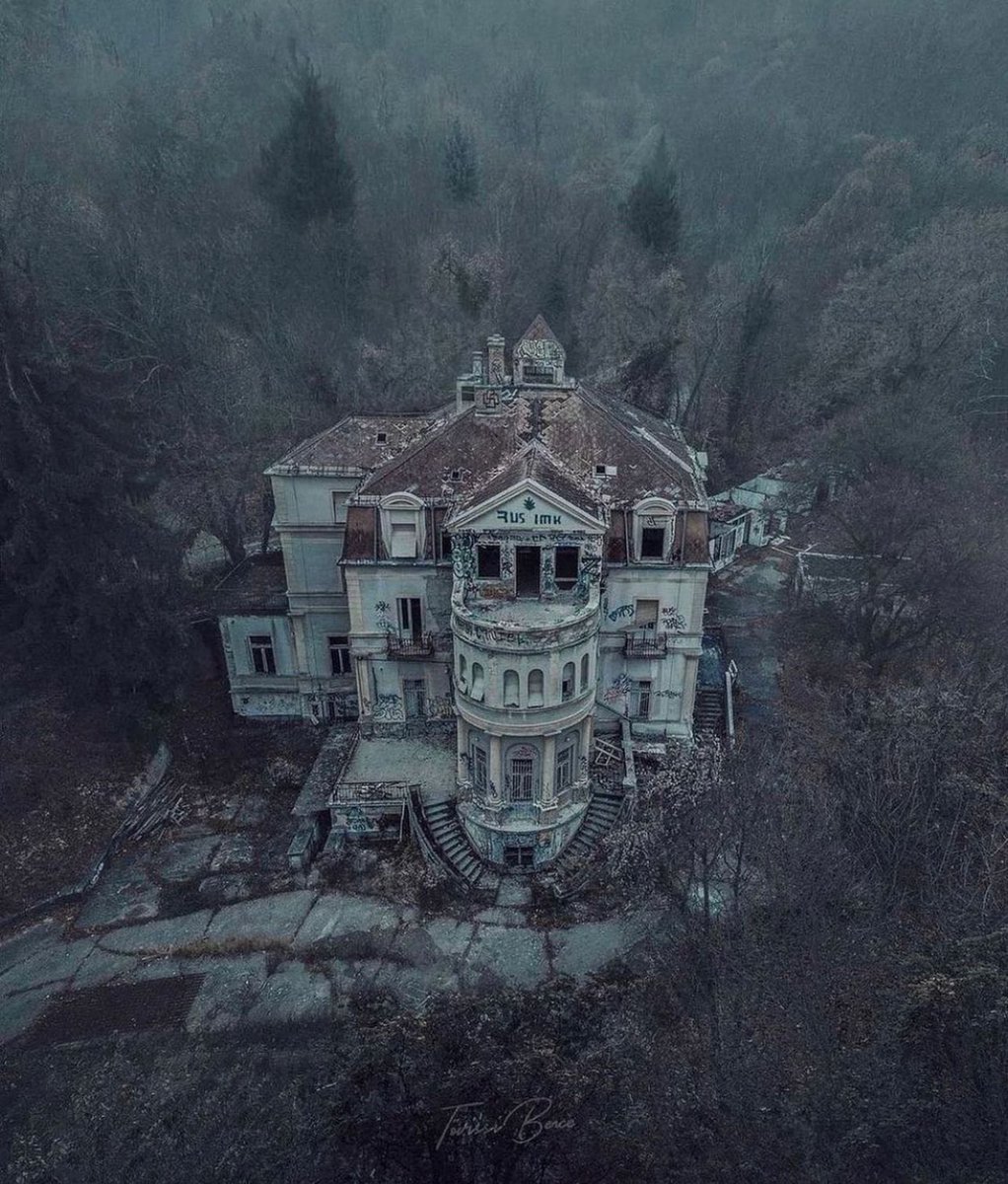 desertedpicx's tweet photo. An abandoned psychiatry. https://t.co/ZEFAxJnVc8