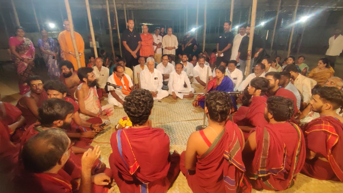 Eatala_Rajender's tweet photo. పాతబస్తీ మంగళహాట్ లోని సీతారాం బాఘ్ మందిరంలో లతామా ఫౌండేషన్ చైర్పర్సన్ మాధవీలత గారి అధ్వర్యంలో జరుగుతున్న “భారతభాగ్య సమృద్ధి యజ్ఞం” కు హాజరుకావడం జరిగింది.

మన వేదాలు మహోన్నత సంస్కృతి సంప్రదాయాల నుండే శాస్త్ర సాంకేతిక విజ్ఞానం వచ్చింది అనే నానుడి ఉంది. మానవకళ్యాణం కోసం యాగాలు యజ్ఞాలు చేస్తూ ఉంటాము. 45 రోజుల పాటు “భారతభాగ్య సమృద్ధి యజ్ఞం” నిర్వహిస్తున్న పండితులు అందరికీ శుభాకాంక్షలు.
వేదాలు పఠించడమే కాకుండా మన సంస్కృతి సంప్రదాయాలు ముందుకు తీసుకుపోతున్నారు. ఈ దేశం ప్రపంచపటం మీద మొదటి స్థానంలో నిలబడే భాగ్యం కలగాలి. ప్రజలందరూ సుఖంగా, సంతోషంగా ప్రశాంత వాతావరణంలో ఉండాలనీ మనస్పూర్తిగా కోరుకుంటున్నాను.