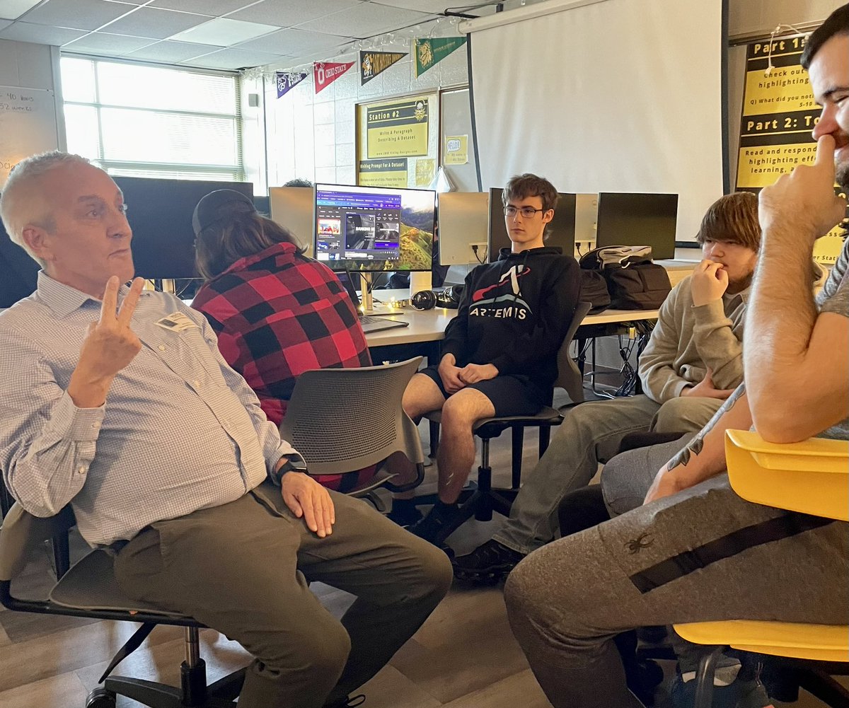 LauraHarsch1's tweet photo. Professionals from @BOKFinancial @KansasCity and @securitybankkc shared financial information with @SMWestOffice #FinancialLit students and presentation feedback. #ExpandingOurNetwork https://t.co/HFC6eroqrU